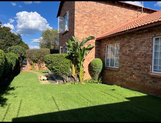 4 BEDROOM TOWNHOUSE FOR SALE IN SUNDOWNER